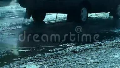 汽车在水坑中行驶交通和雪泉慢动作视频